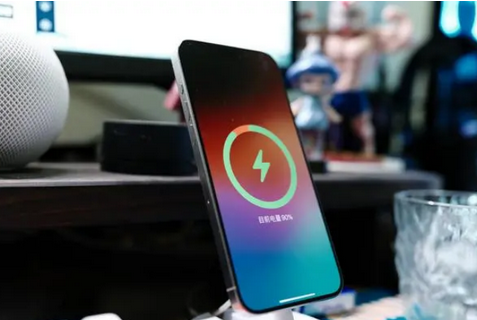 洛浦苹果15换屏服务分享用什么充电器给iPhone15充电更好 